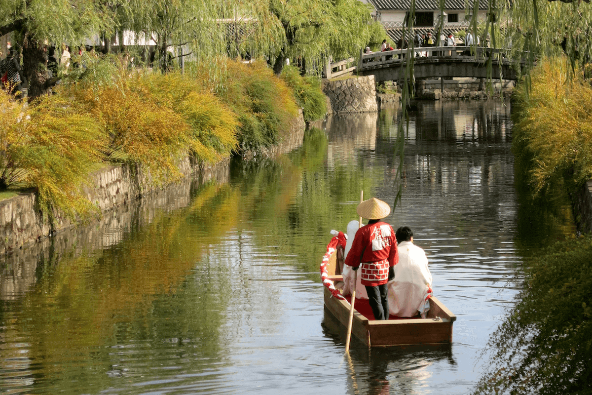 白壁の蔵屋敷と柳並木を川面に映す倉敷美観地区　Kurashiki Bikan Historical Quarter